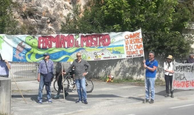 Ex Cava Fornace, il comitato sulle barricate: "Non entri un grammo in più di altri rifiuti" Ex Cava Fornace, il comitato sulle barricate: "Non entri un grammo in più di altri rifiuti"