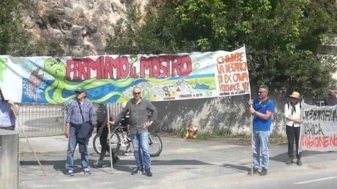 Il comitato contro le dichiarazioni di Programma Ambiente Apuane: "Vogliono arrivare a 98 metri di altezza? Uno smacco per la politica" Il comitato contro le dichiarazioni di Programma Ambiente Apuane: "Vogliono arrivare a 98 metri di altezza? Uno smacco per la politica"