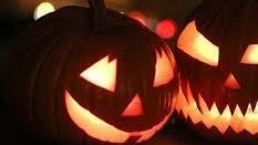 Il centro di Camaiore si anima per Halloween con bambini travestiti che chiedono dolcetti nei negozi. Una festa divertente e tradizionale per grandi e piccini. Il centro di Camaiore si anima per Halloween con bambini travestiti che chiedono dolcetti nei negozi. Una festa divertente e tradizionale per grandi e piccini.