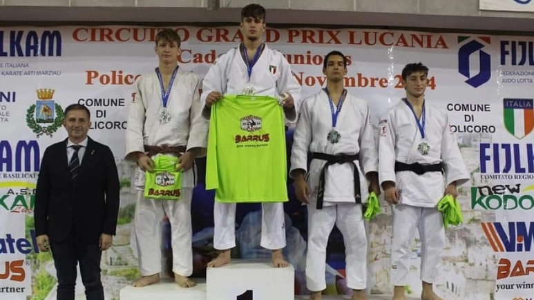 Alex Carta (al centro) sul gradino più alto del podio Alex Carta (al centro) sul gradino più alto del podio