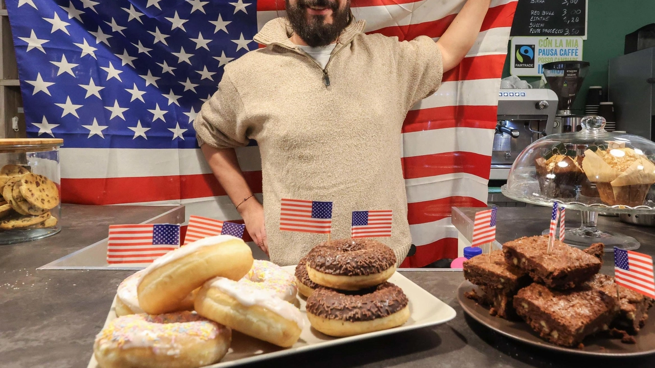 Studenti italiani e statunitensi insieme per seguire lo spoglio finale. Tra donut, colazione all’americana e docenti della facoltà di Scienze Politiche. Studenti italiani e statunitensi insieme per seguire lo spoglio finale. Tra donut, colazione all’americana e docenti della facoltà di Scienze Politiche.