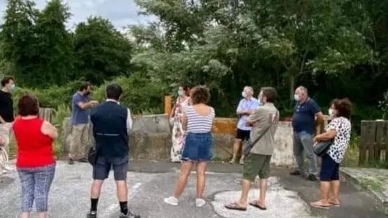Un presidio dei residenti a difesa delle Pioppete, che sono una delle ultime oasi naturali del territorio Un presidio dei residenti a difesa delle Pioppete, che sono una delle ultime oasi naturali del territorio