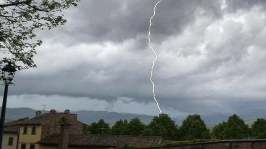 Fulmine ha colpito il campanile di Badia San Fedele a Poppi Fulmine ha colpito il campanile di Badia San Fedele a Poppi