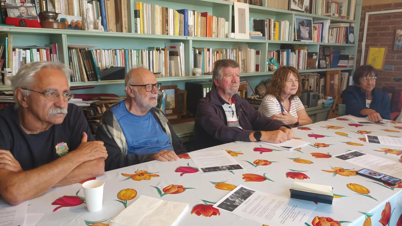 Alcuni rappresentanti del Forum della pace che. riunisce tante associazioni Alcuni rappresentanti del Forum della pace che. riunisce tante associazioni