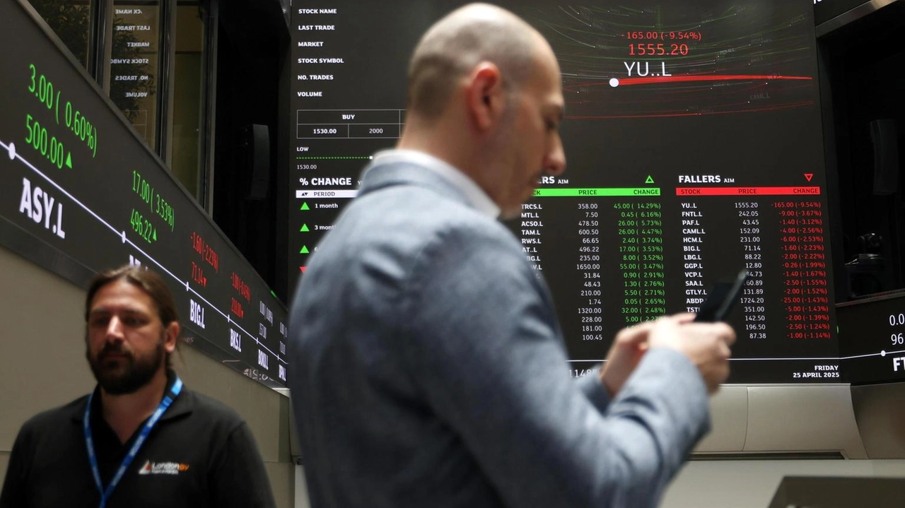 In aumento oro e petrolio. L'euro si indebolisce sul dollaro In aumento oro e petrolio. L'euro si indebolisce sul dollaro