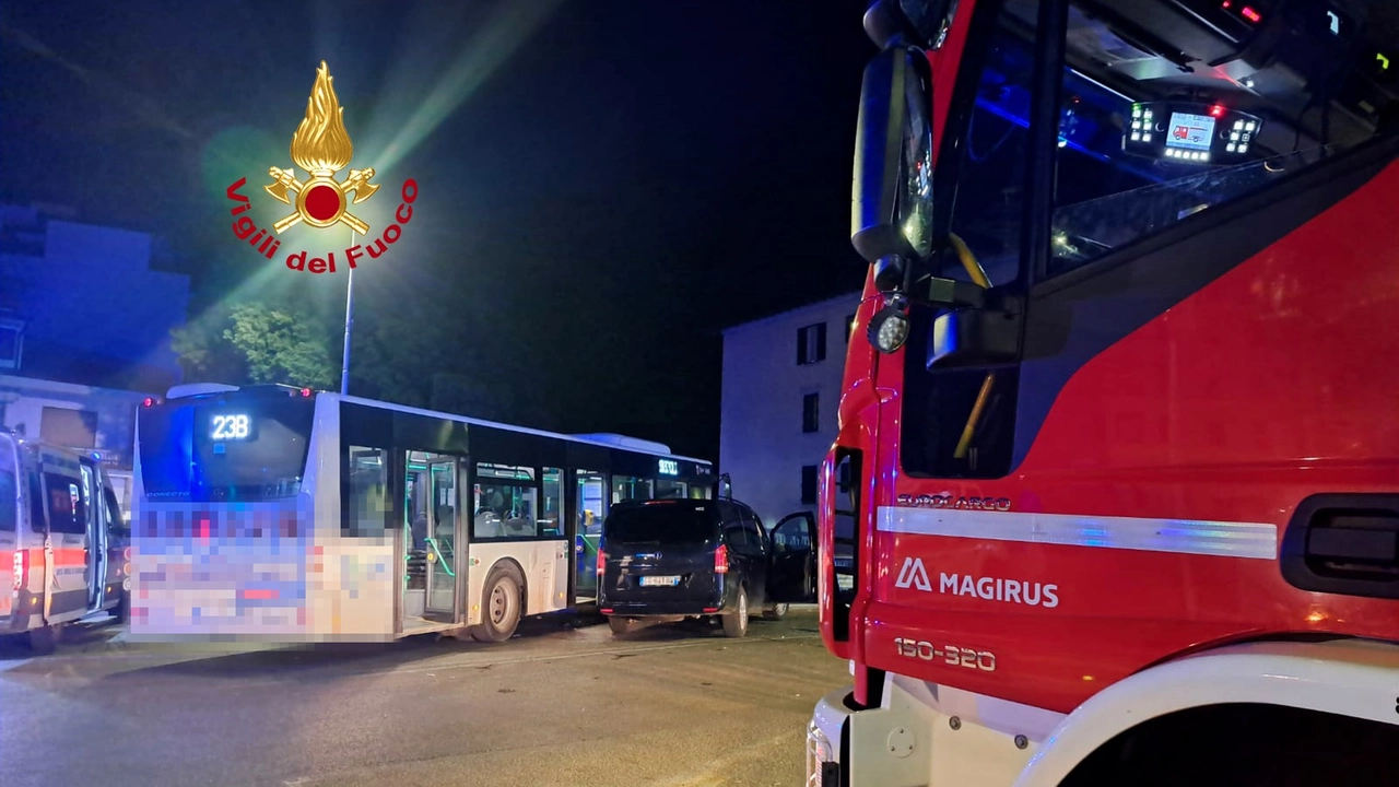 Incidente a Firenze, sul posto i vigili del fuoco Incidente a Firenze, sul posto i vigili del fuoco