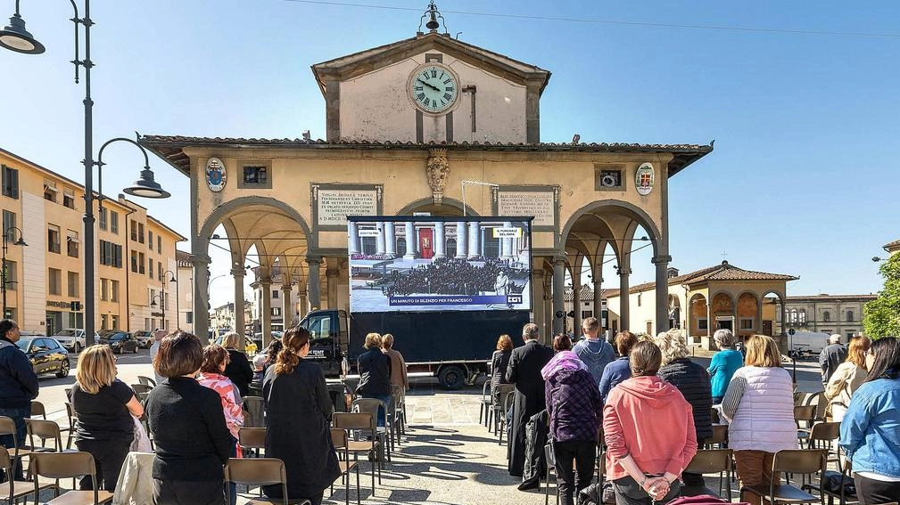 Davanti allo schermo: "Un dovere esserci". Le parole dalla piazza senza cerimoniale