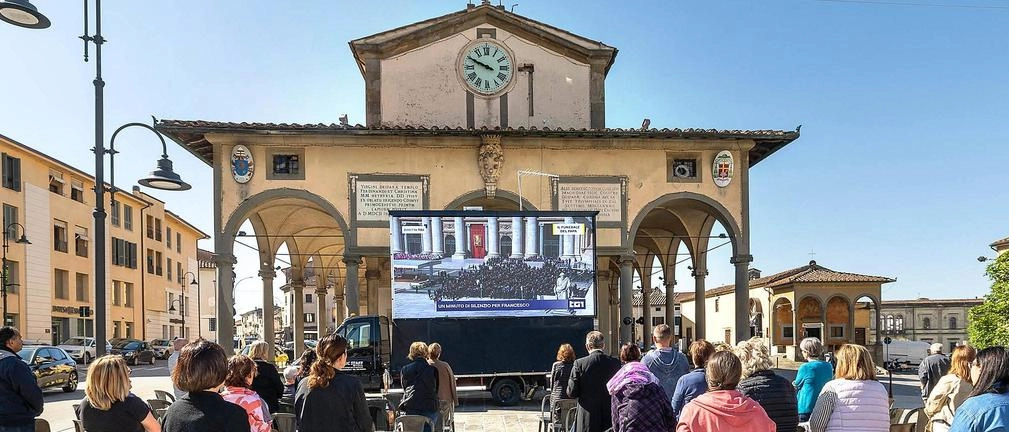 Davanti allo schermo: "Un dovere esserci". Le parole dalla piazza senza cerimoniale
