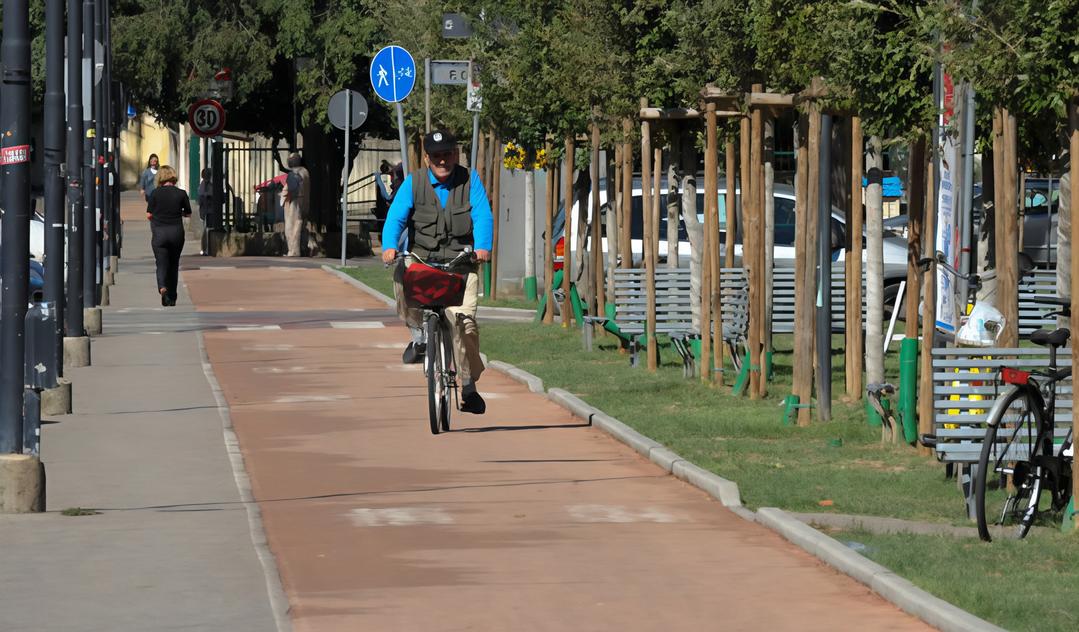 https://www.lanazione.it/image-service/view/acePublic/alias/contentid/OTZmM2Q0OTItN2U3Yi00/0/una-citta-sempre-piu-a-misura-di-bici-arrivano-i-parcheggi-per-le-due-ruote.jpeg?f=1.91:1&w=1200