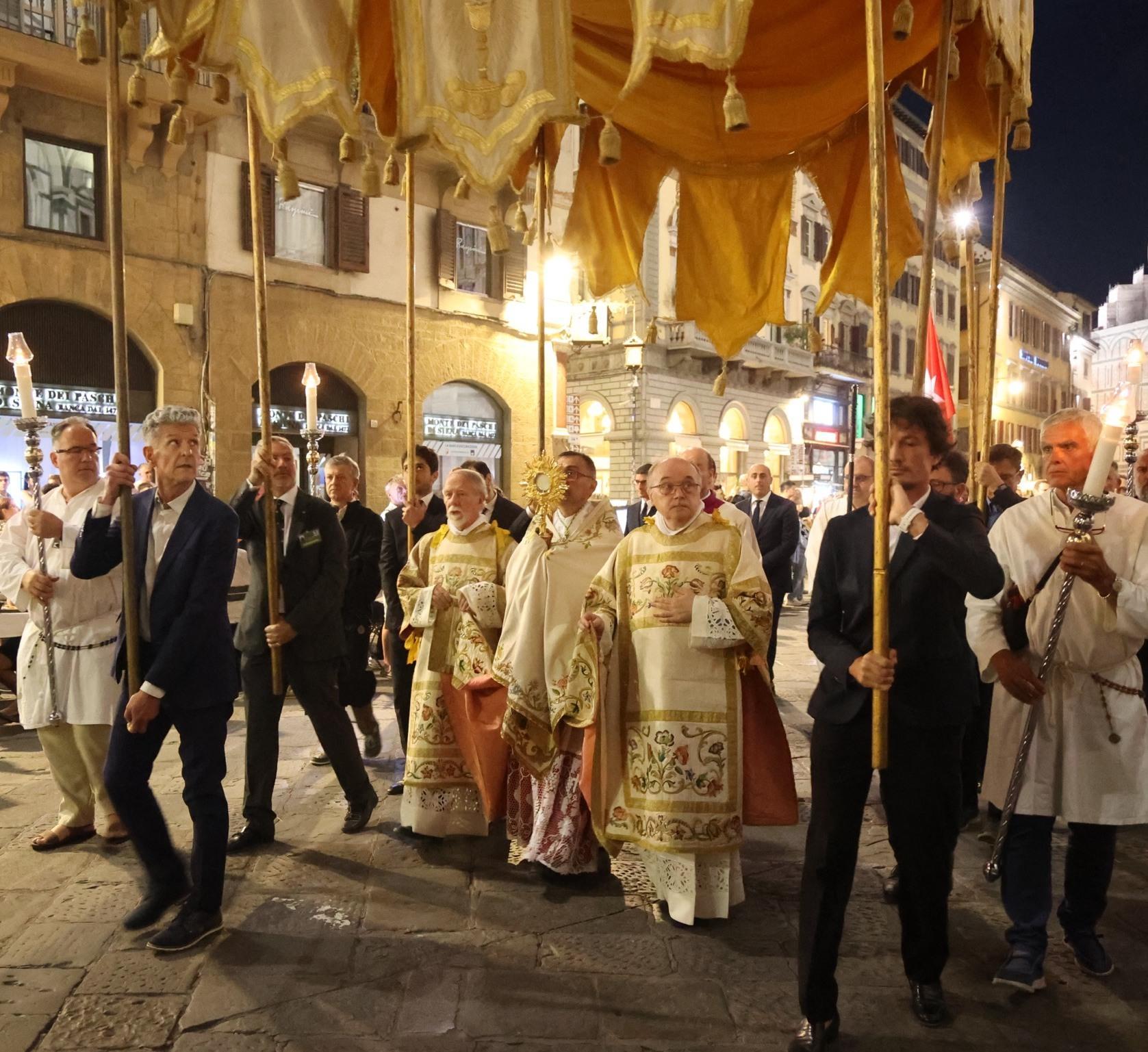 corpus domini la festa un migliaio in processione