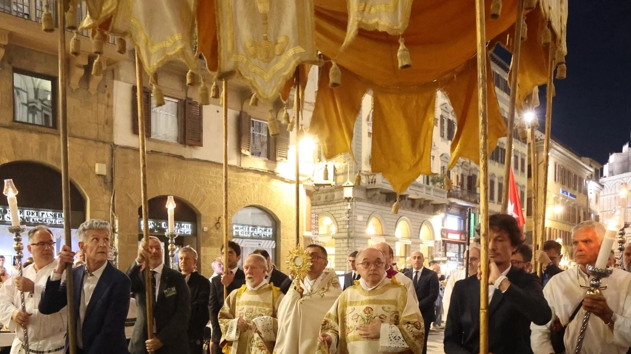 La processione del Corpus Domini: è la prima volta per Gambelli da arcivescovo La processione del Corpus Domini: è la prima volta per Gambelli da arcivescovo