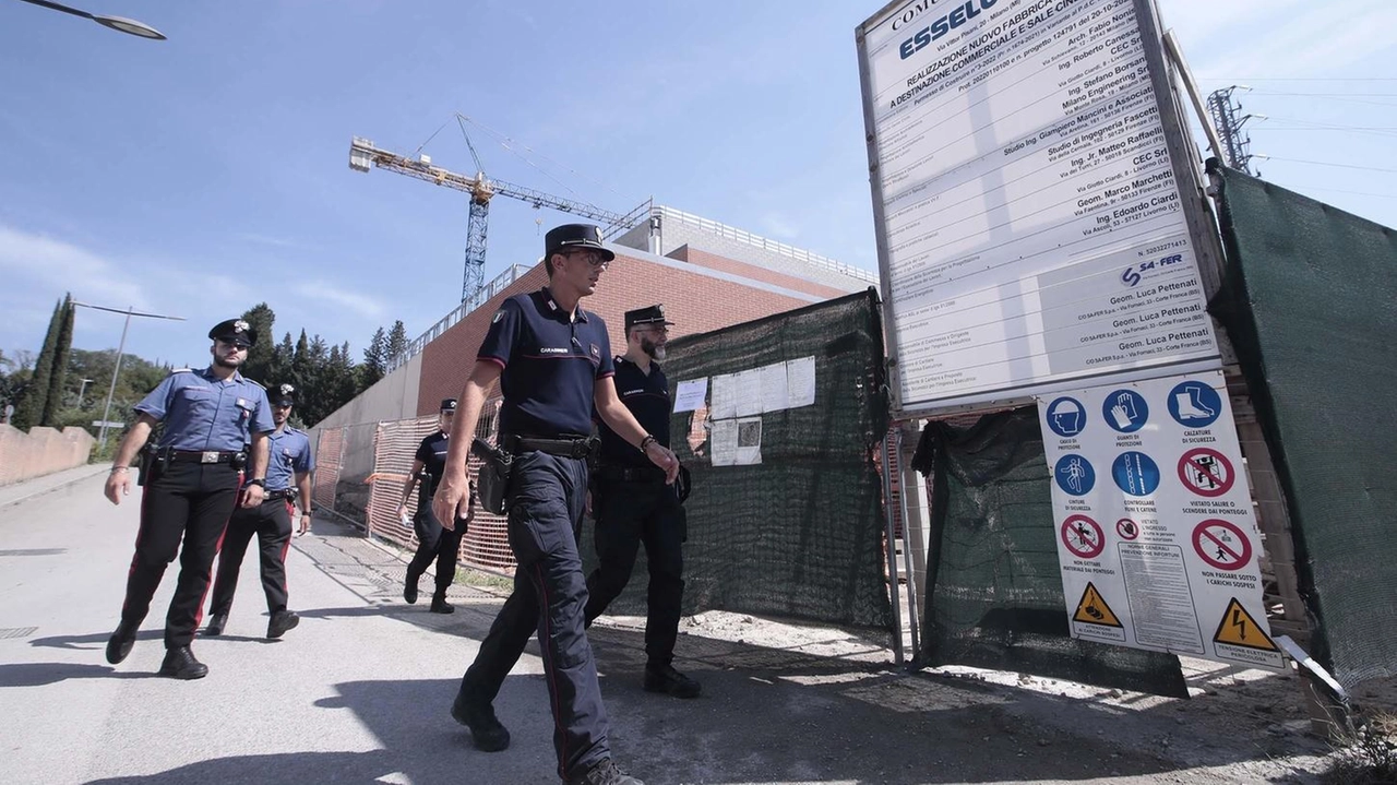 I carabinieri forestali qualche settimana fa hanno messo sotto sequestro l’intero complesso: il centro commerciale doveva aprire a dicembre I carabinieri forestali qualche settimana fa hanno messo sotto sequestro l’intero complesso: il centro commerciale doveva aprire a dicembre