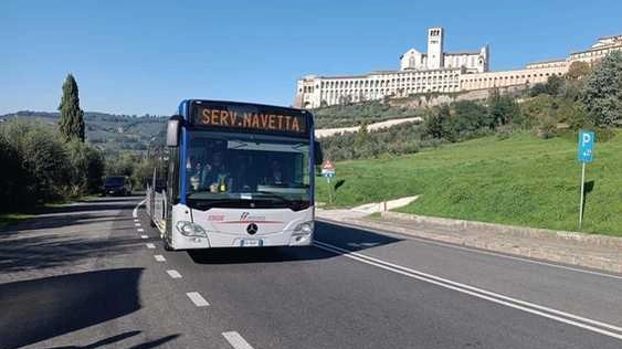 Una delle navette che collegano i parcheggi di Santa Maria degli Angeli al centro di Assisi Il servizio voluto dal Comune è gratuito e attivo anche oggi Una delle navette che collegano i parcheggi di Santa Maria degli Angeli al centro di Assisi Il servizio voluto dal Comune è gratuito e attivo anche oggi
