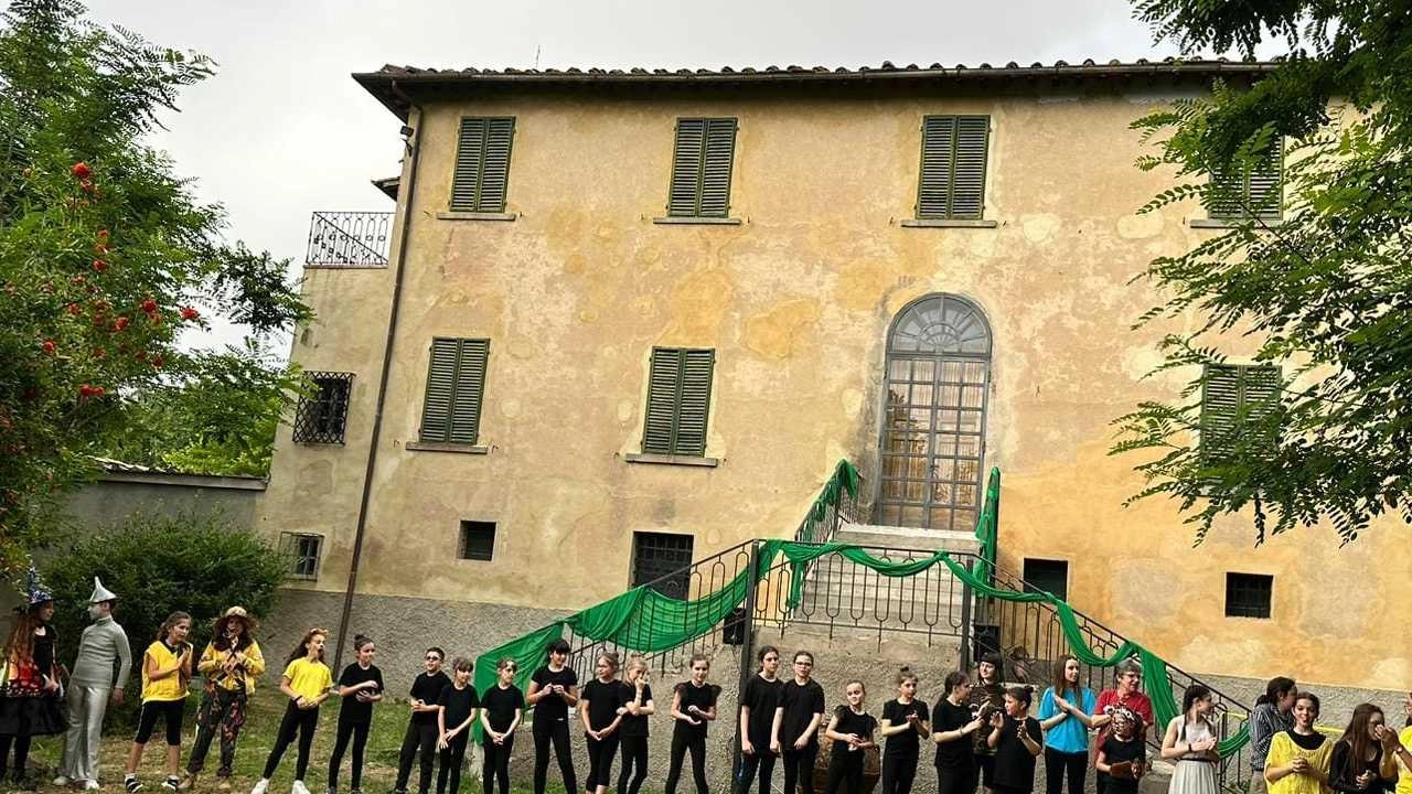 Il gruppo dei giovanissimi attori della compagnia Passi di Luce, alla Casa della Memoria Garibaldi interpreti de “Il Mago di Oz” Il gruppo dei giovanissimi attori della compagnia Passi di Luce, alla Casa della Memoria Garibaldi interpreti de “Il Mago di Oz”