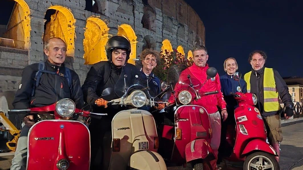 Il gruppo dei vespisti senesi, capitanati da Butti,. a Roma. per il Giubileo Il gruppo dei vespisti senesi, capitanati da Butti,. a Roma. per il Giubileo