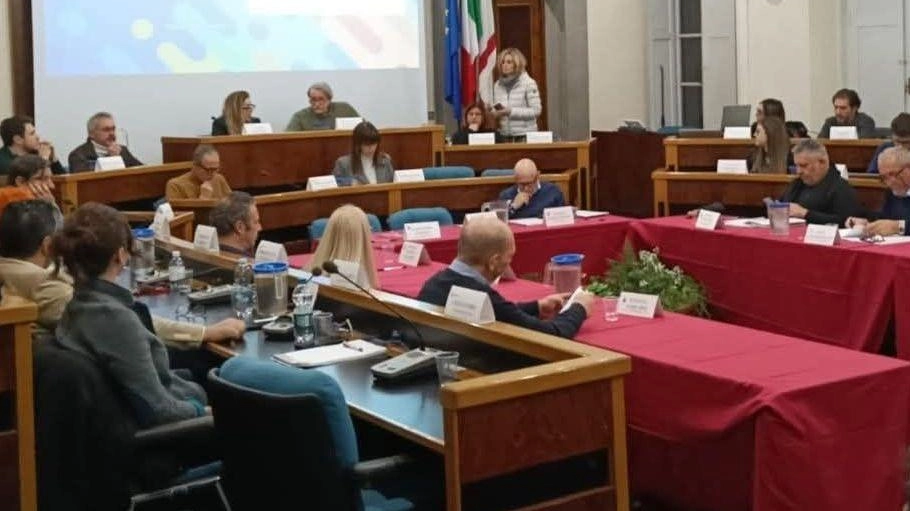 La sindaca, Emma Donnini, ha proposto che i cinque tavoli tematici della Regione Toscana vengano convocati direttamente nei territori del distretto: «Le scelte devono essere prese ascoltando chi lavora e investe sul nostro territorio» La sindaca, Emma Donnini, ha proposto che i cinque tavoli tematici della Regione Toscana vengano convocati direttamente nei territori del distretto: «Le scelte devono essere prese ascoltando chi lavora e investe sul nostro territorio»