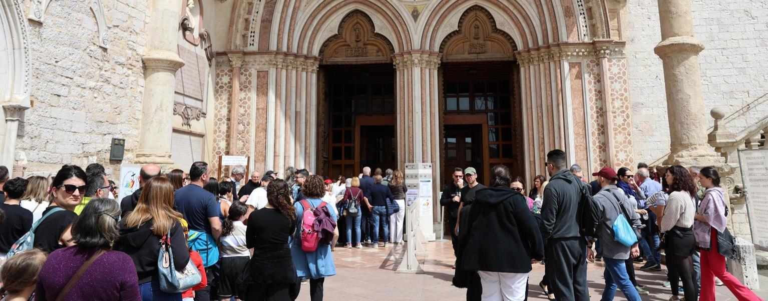 Assisi da ’bollino rosso’: "Visitatori da tutto il mondo per l’omaggio a Carlo Acutis"