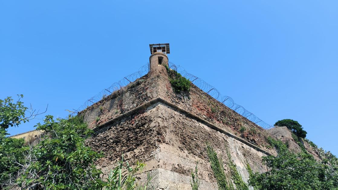 https://www.lanazione.it/image-service/view/acePublic/alias/contentid/OTc0ZmQ4NjQtZGMxYi00/0/un-esterno-del-carcere-di-porto-azzurro-foto-di-valerie-pizzera.jpeg?f=16:9&w=1200&h=630