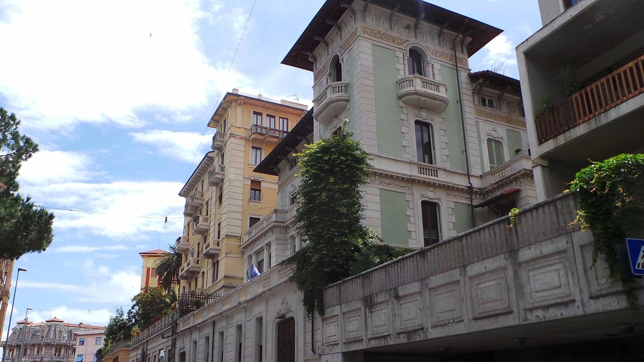 Altro boom di iscrizioni e il direttore Bruno lancia una proposta "Riqualificare un palazzo della Marina per ospitare i nostri studenti". La novità dei dottorati e l’ampliamento dell’offerta formativa. Altro boom di iscrizioni e il direttore Bruno lancia una proposta "Riqualificare un palazzo della Marina per ospitare i nostri studenti". La novità dei dottorati e l’ampliamento dell’offerta formativa.