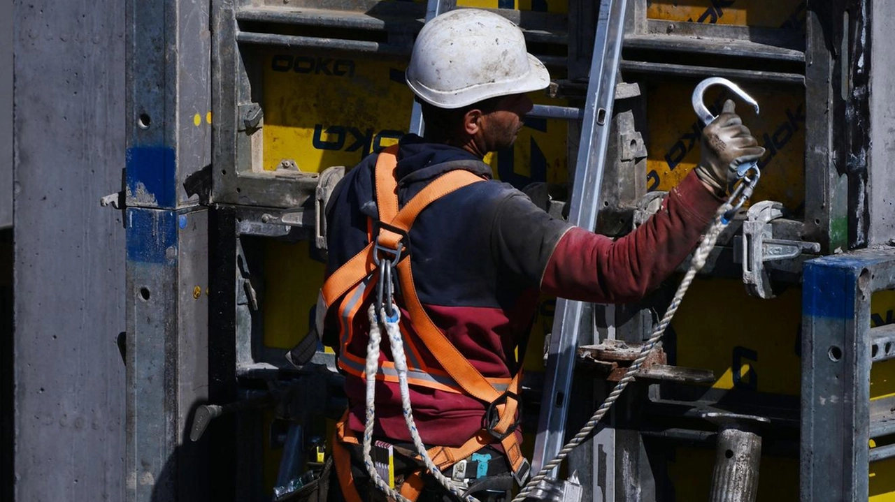 L’importo del contributo comunale è calcolato in relazione alle agevolazioni fiscali statali, a fondo perduto e nella misura del 36% L’importo del contributo comunale è calcolato in relazione alle agevolazioni fiscali statali, a fondo perduto e nella misura del 36%