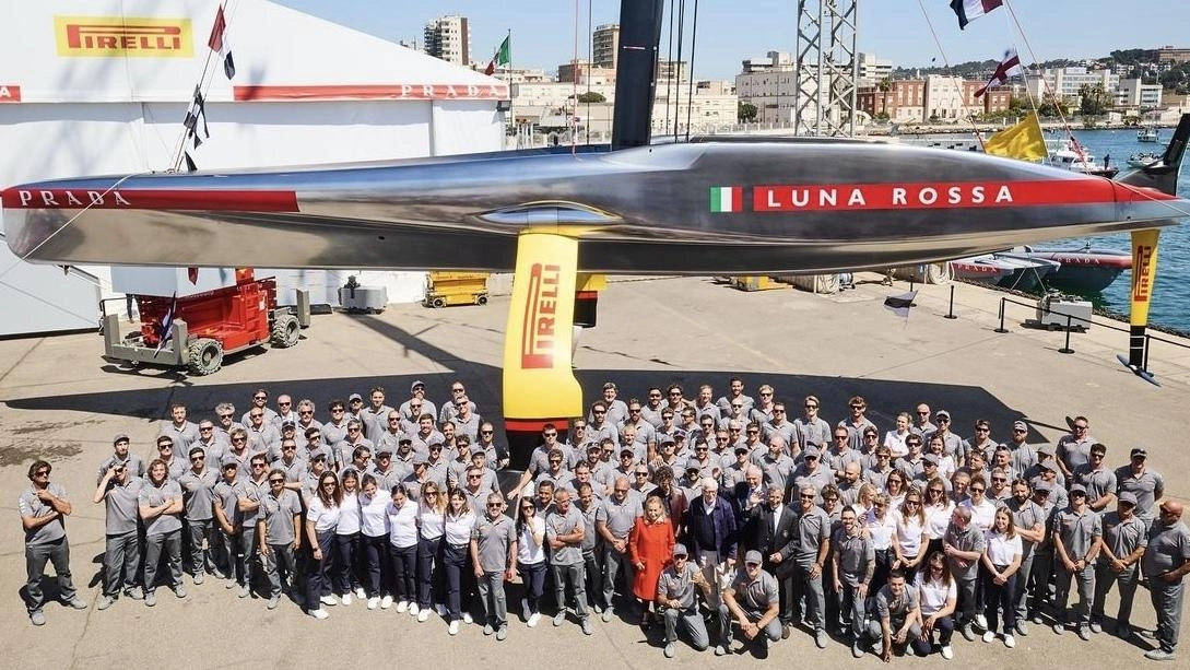 A fianco la foto di gruppo ufficiale del team di Luna Rossa; in basso Marco Benini, senese, laureato in Matematica A fianco la foto di gruppo ufficiale del team di Luna Rossa; in basso Marco Benini, senese, laureato in Matematica