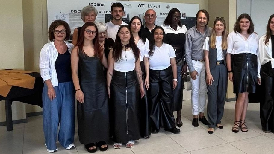 Le otto studentesse che hanno realizzato i capi in pelle con la dirigenza Robans. A destra la preside Missaggia e l’assessore Mori Le otto studentesse che hanno realizzato i capi in pelle con la dirigenza Robans. A destra la preside Missaggia e l’assessore Mori