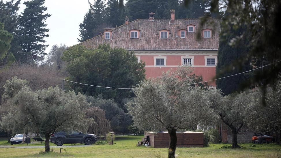E’ volato giù da un’altezza di tre metri. Stava tagliando dei cespugli prima dell’ora di pranzo, quando il giardiniere di... E’ volato giù da un’altezza di tre metri. Stava tagliando dei cespugli prima dell’ora di pranzo, quando il giardiniere di...