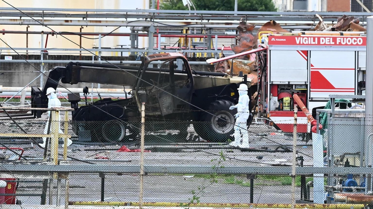 L’esplosione nel sito Eni. Trovati gli ultimi dispersi. I morti salgono a cinque L’esplosione nel sito Eni. Trovati gli ultimi dispersi. I morti salgono a cinque