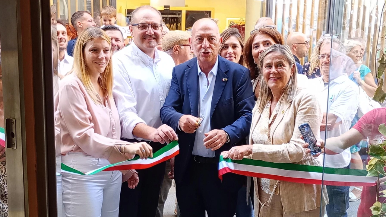 Il momento del taglio del nastro Il momento del taglio del nastro