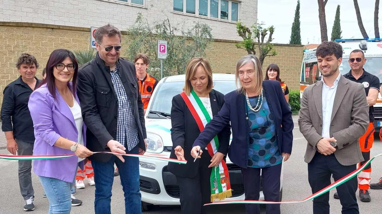 La cerimonia di consegna del veicolo ieri mattina nella sede dell’associazione in via Dante 39 La cerimonia di consegna del veicolo ieri mattina nella sede dell’associazione in via Dante 39
