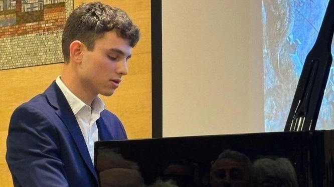 Allievo del Conservatorio Puccini della Spezia si esibirà stasera nel salone porticato. Un concerto ad alta intensità emotiva con un repertorio che spazia da Scarlatti a Chopin .