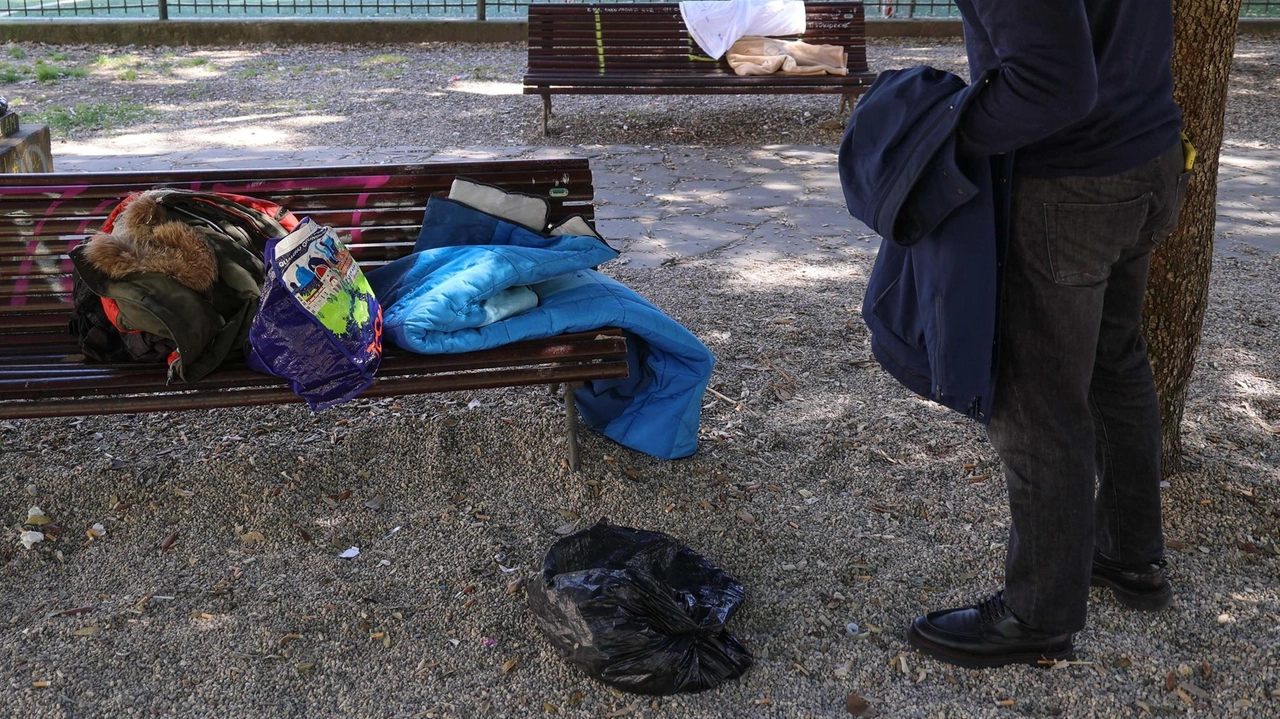 I corpi dei senzatetto sono stati trovati nei giardini a pochi metri di distanza l’uno dall’altro. Ecco chi erano. Indagano i carabinieri: possibile malore, ma non si esclude l’overdose .