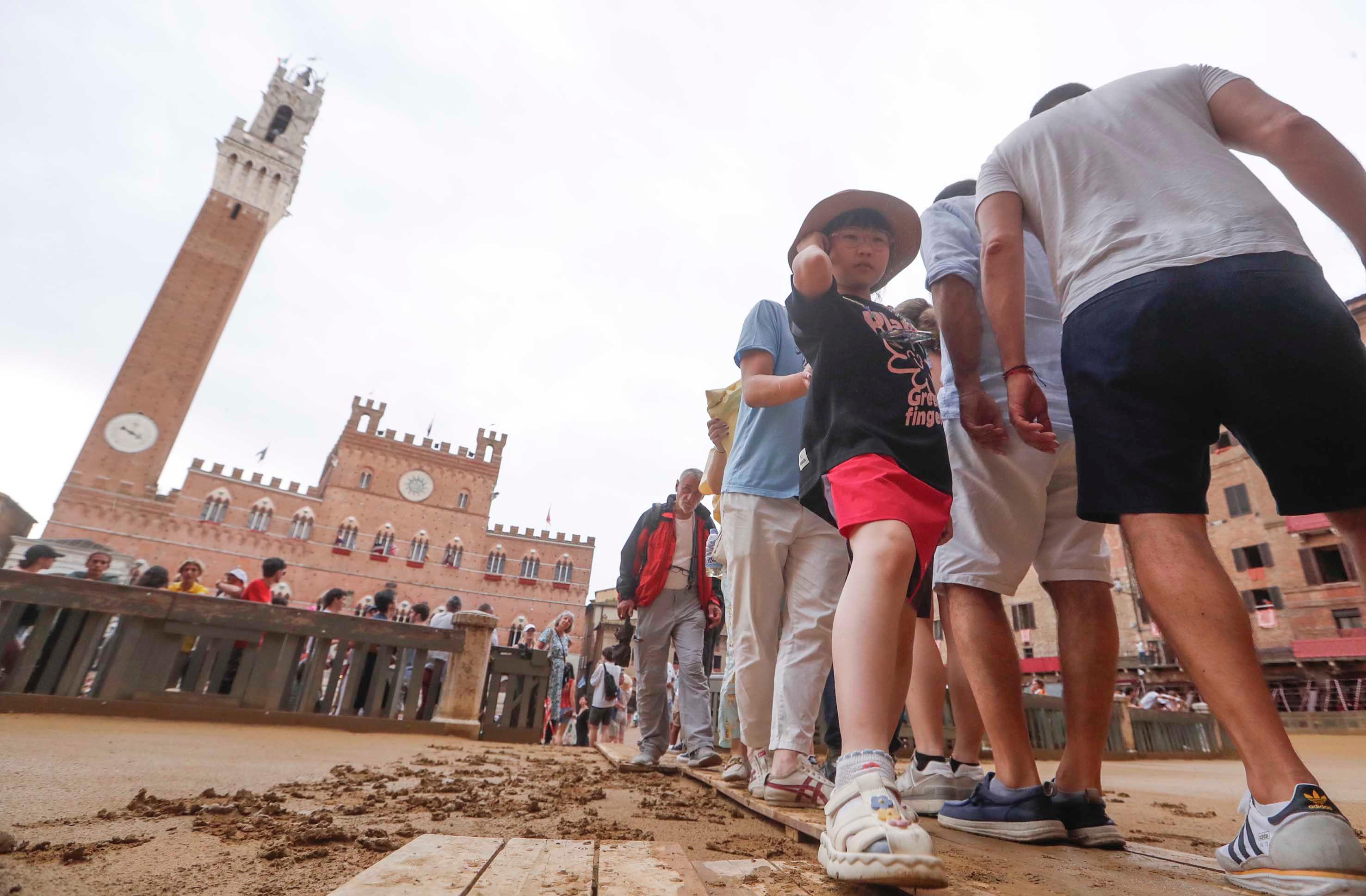 Palio, la diretta: sfida al meteo. Attesa nelle contrade con ancora l’incognita pioggia