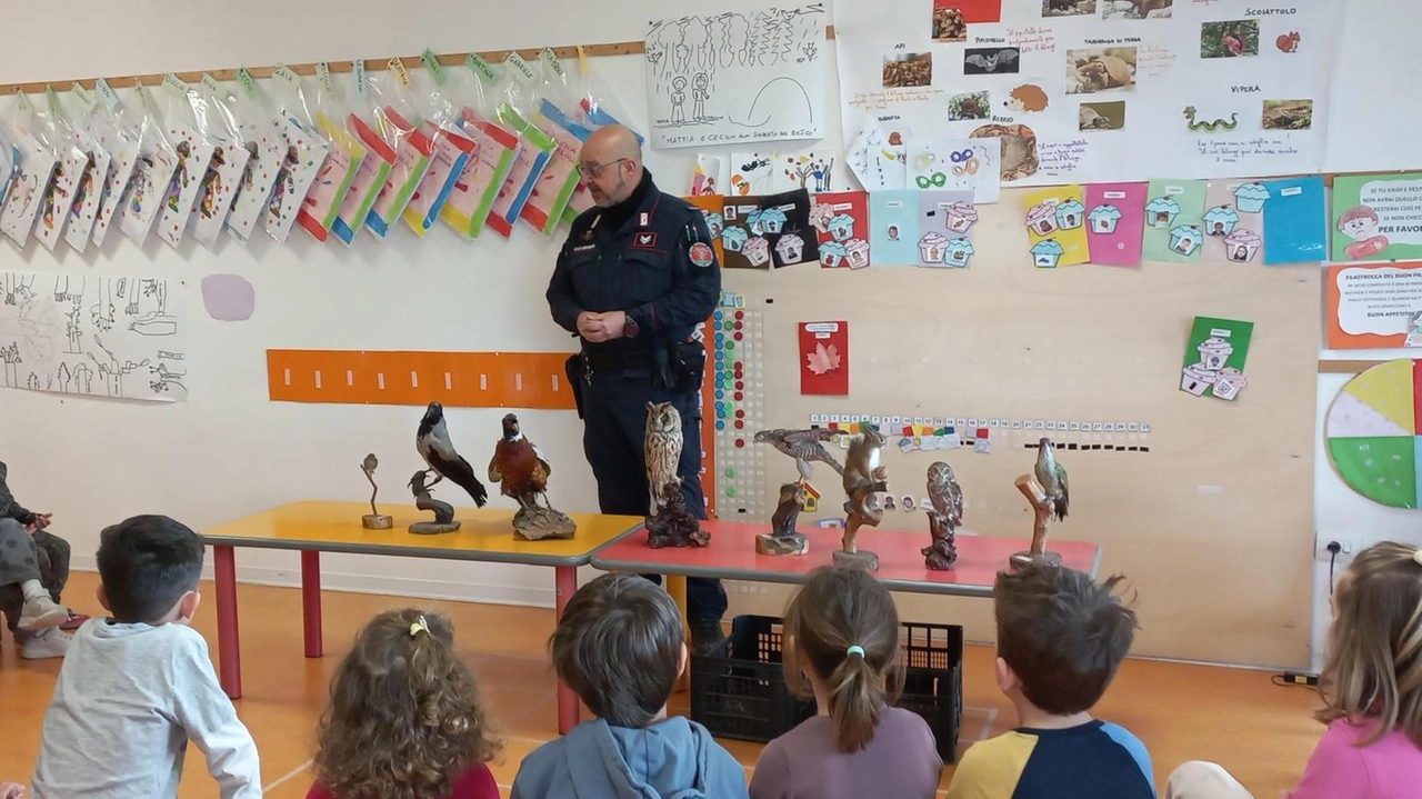 Uno dei tanti interventi compiuti negli istituti scolastici della provincia dai carabinieri forestali per valorizzare la natura e il rispetto dell’ambiente