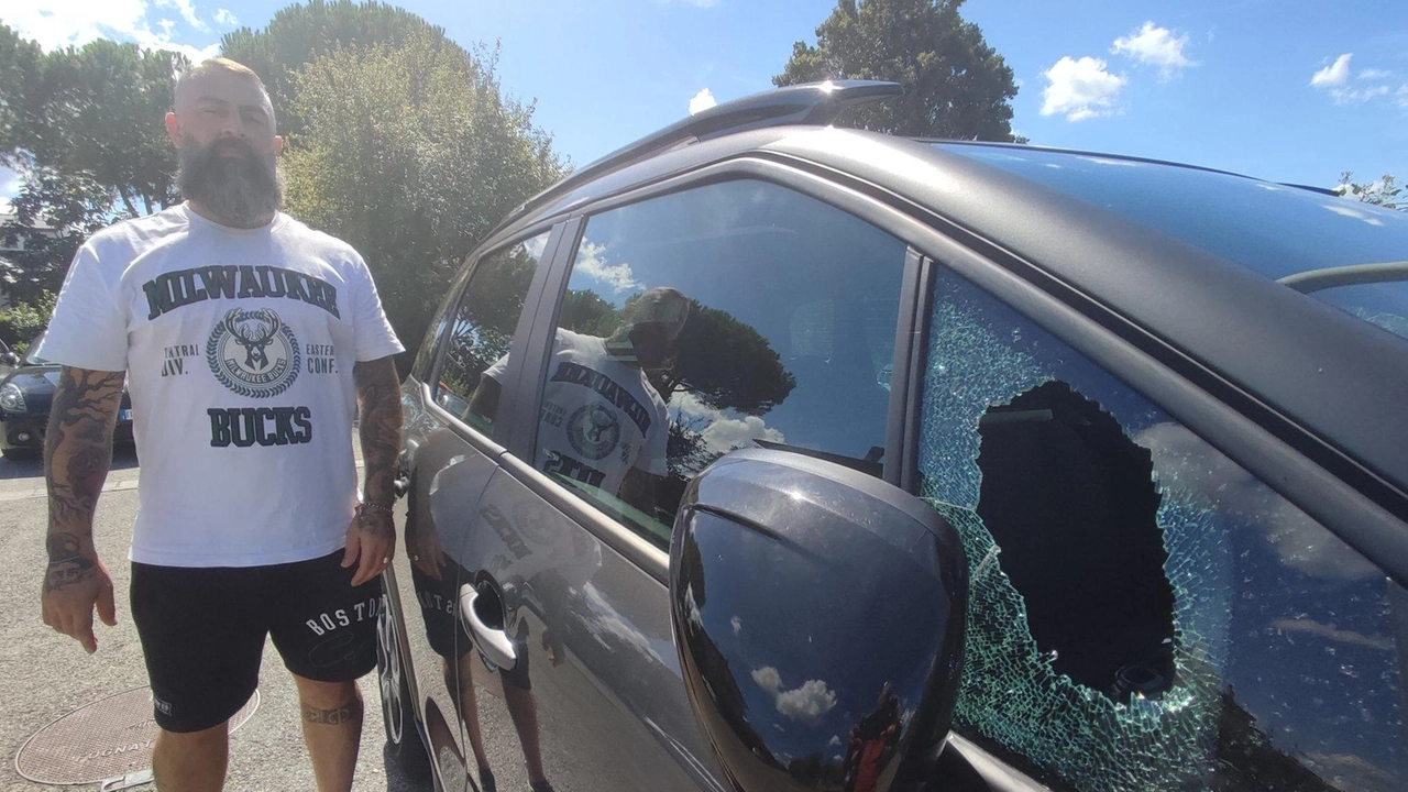 Daniele Cavazzoni mostra il finestrino dell’auto della compagna spaccato nel parcheggio di via Sella. Un mese fa ha subito un tentativo di furto in casa. «Siamo stufi così non ce la facciamo più» Foto Attalmi Daniele Cavazzoni mostra il finestrino dell’auto della compagna spaccato nel parcheggio di via Sella. Un mese fa ha subito un tentativo di furto in casa. «Siamo stufi così non ce la facciamo più» Foto Attalmi