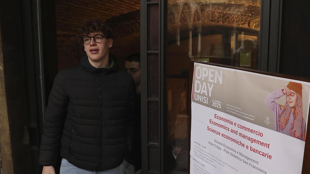 Tantissimi giovani hanno visitato le facoltà dell’ateneo senese "Qui è facile avere delle amicizie e creare nuovi gruppi di studio" . Tantissimi giovani hanno visitato le facoltà dell’ateneo senese "Qui è facile avere delle amicizie e creare nuovi gruppi di studio" .