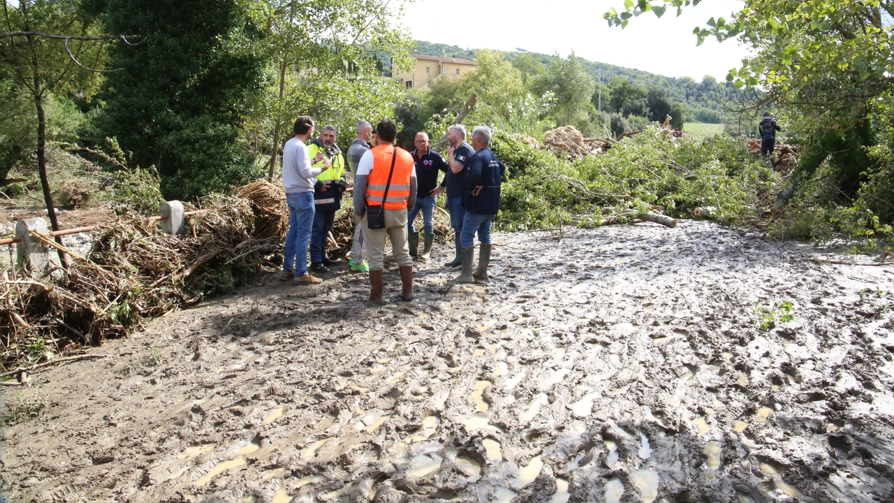 Il disastro dopo la piena del torrente a La Gabella (Foto Bongianni/Fotocronache Germogli) Il disastro dopo la piena del torrente a La Gabella (Foto Bongianni/Fotocronache Germogli)