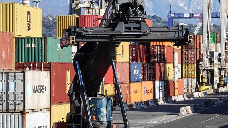 Il porto della Spezia con una gru che movimenta container in banchina. In alto, il commissario straordinario dell’Autorità di sistema portuale, Federica Montaresi Il porto della Spezia con una gru che movimenta container in banchina. In alto, il commissario straordinario dell’Autorità di sistema portuale, Federica Montaresi