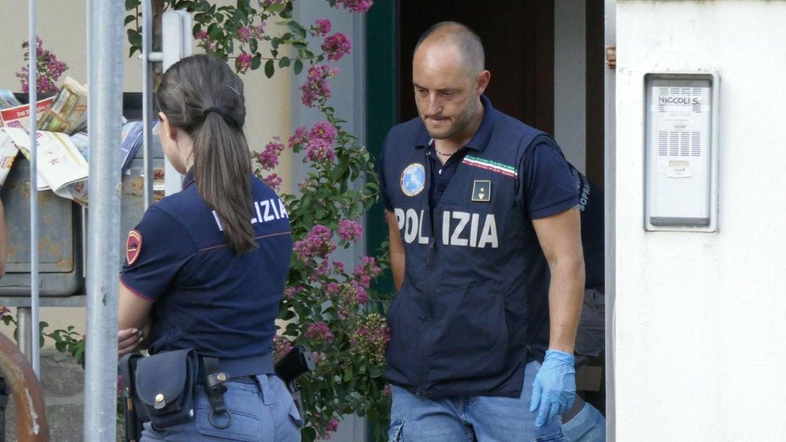 La accoltella dopo la lite. Lei lancia asciugamano dalla finestra: "Aiutatemi"