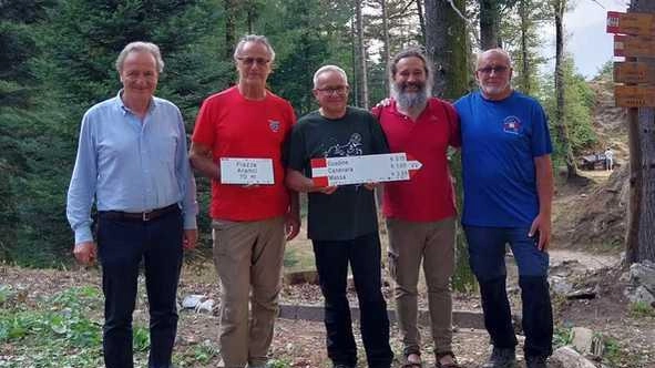 Giulio Ferrari con i volontari Cai Paolo Simi e Sauro Quadrelli e il presidente del Parco delle Alpi Apuane Andrea Tagliasacchi