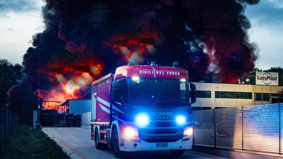 L’incendio alla ’Lucy Plast’: "Improbabile" l’origine dolosa. Ma sul terreno piovono rottami