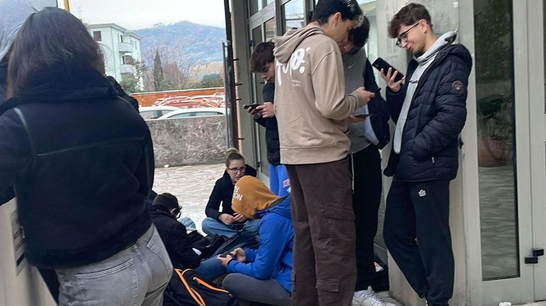 I ragazzi della 4°B del Liceo Duca d’Aosta fuori dalla scuola in segno di protesta I ragazzi della 4°B del Liceo Duca d’Aosta fuori dalla scuola in segno di protesta