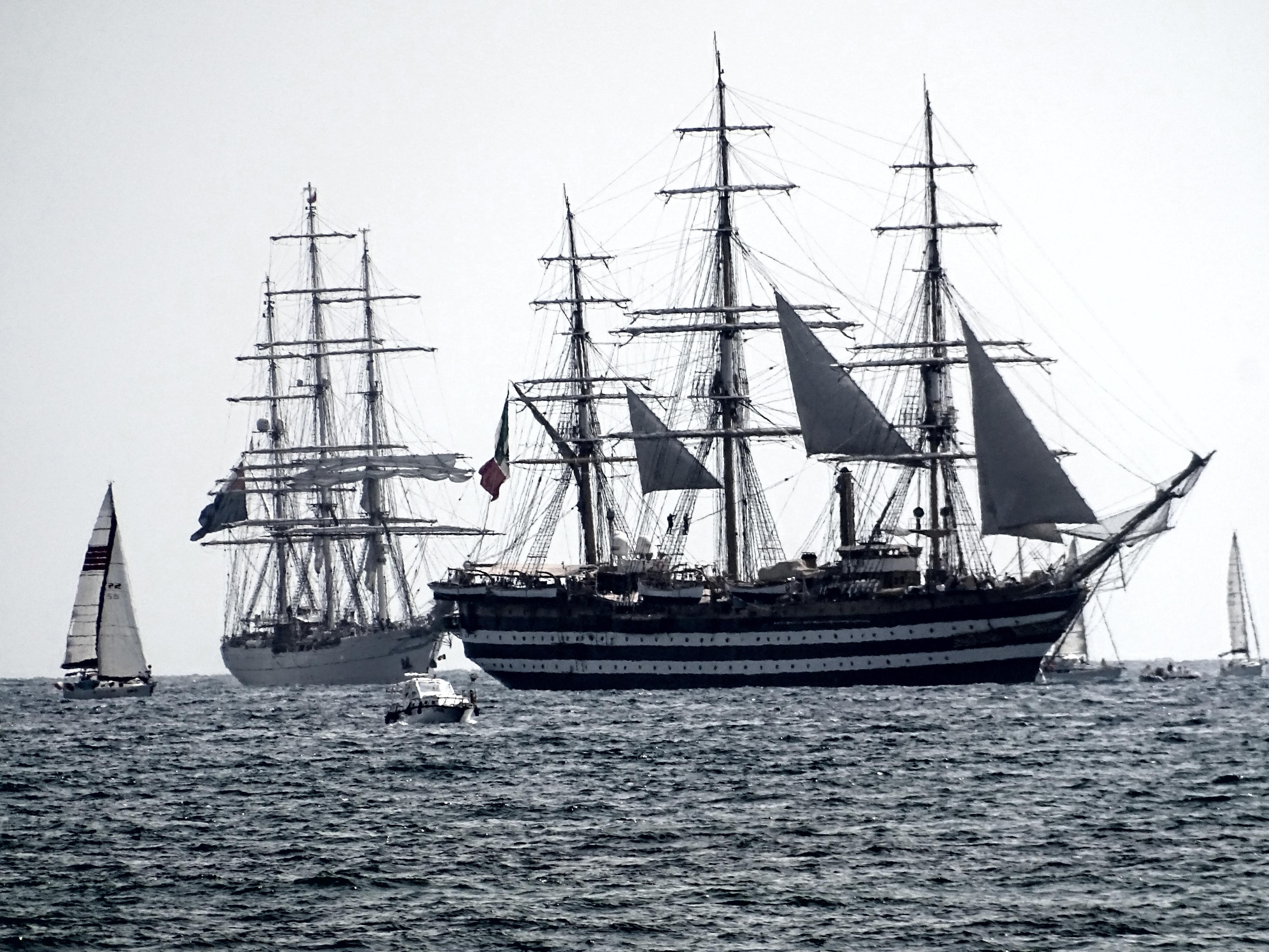 La nave regina dei mari, l’inchino della Vespucci davanti a tutta la costa La nave regina dei mari, l’inchino della Vespucci davanti a tutta la costa