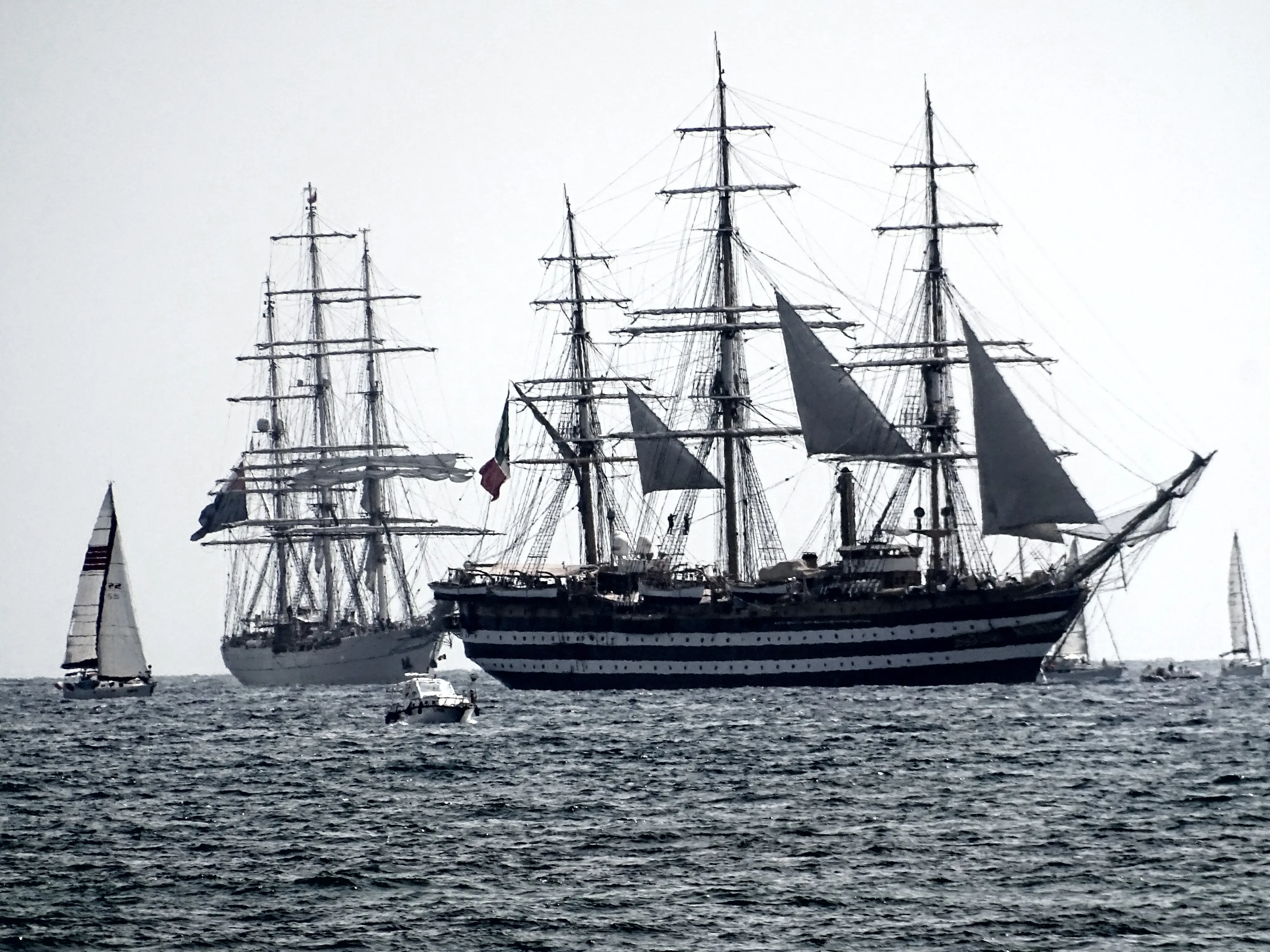 La nave regina dei mari, l’inchino della Vespucci davanti a tutta la costa
