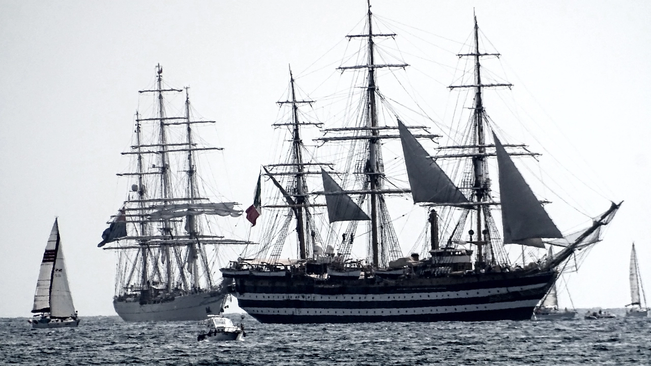 La nave regina dei mari, l’inchino della Vespucci davanti a tutta la costa