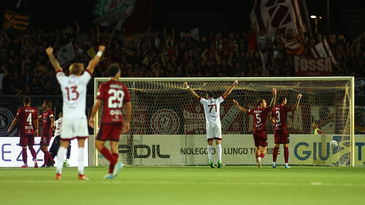 L’Arezzo, in maglia bianca, esulta per il gol del 2-0 segnato da Chierico. Il tris è arrivato nel finale grazie a Varela L’Arezzo, in maglia bianca, esulta per il gol del 2-0 segnato da Chierico. Il tris è arrivato nel finale grazie a Varela