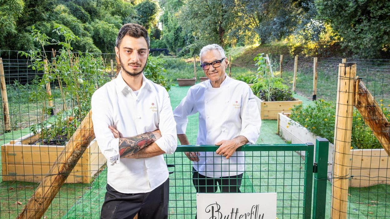 Il titolare del Butterfly , lo chef Fabrizio Girasoli insieme al figlio Andrea che dopo diverse esperienze in diversi ristoranti stellati nel mondo ora è tornato a Marlia