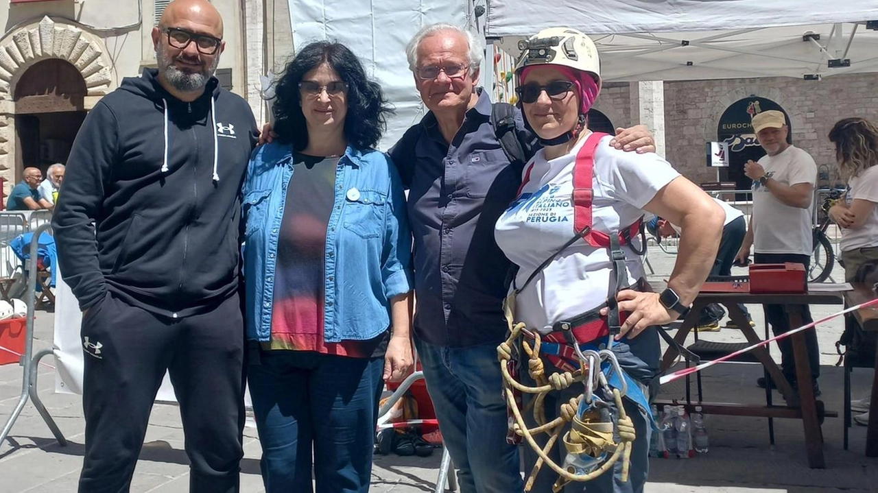 E’ stato il primo ad arrampicarsi sulla “torre“ montata in piazza IV Novembre. Parliamo dell’assessore allo sport Pierluigi Vossi, che... E’ stato il primo ad arrampicarsi sulla “torre“ montata in piazza IV Novembre. Parliamo dell’assessore allo sport Pierluigi Vossi, che...