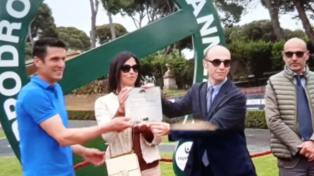 Ieri intanto Tittia ha fatto il bis conquistando per il secondo anno consecutivo con Beniamino il Gran Premio Nazionale Anglo arabo a Roma Ieri intanto Tittia ha fatto il bis conquistando per il secondo anno consecutivo con Beniamino il Gran Premio Nazionale Anglo arabo a Roma