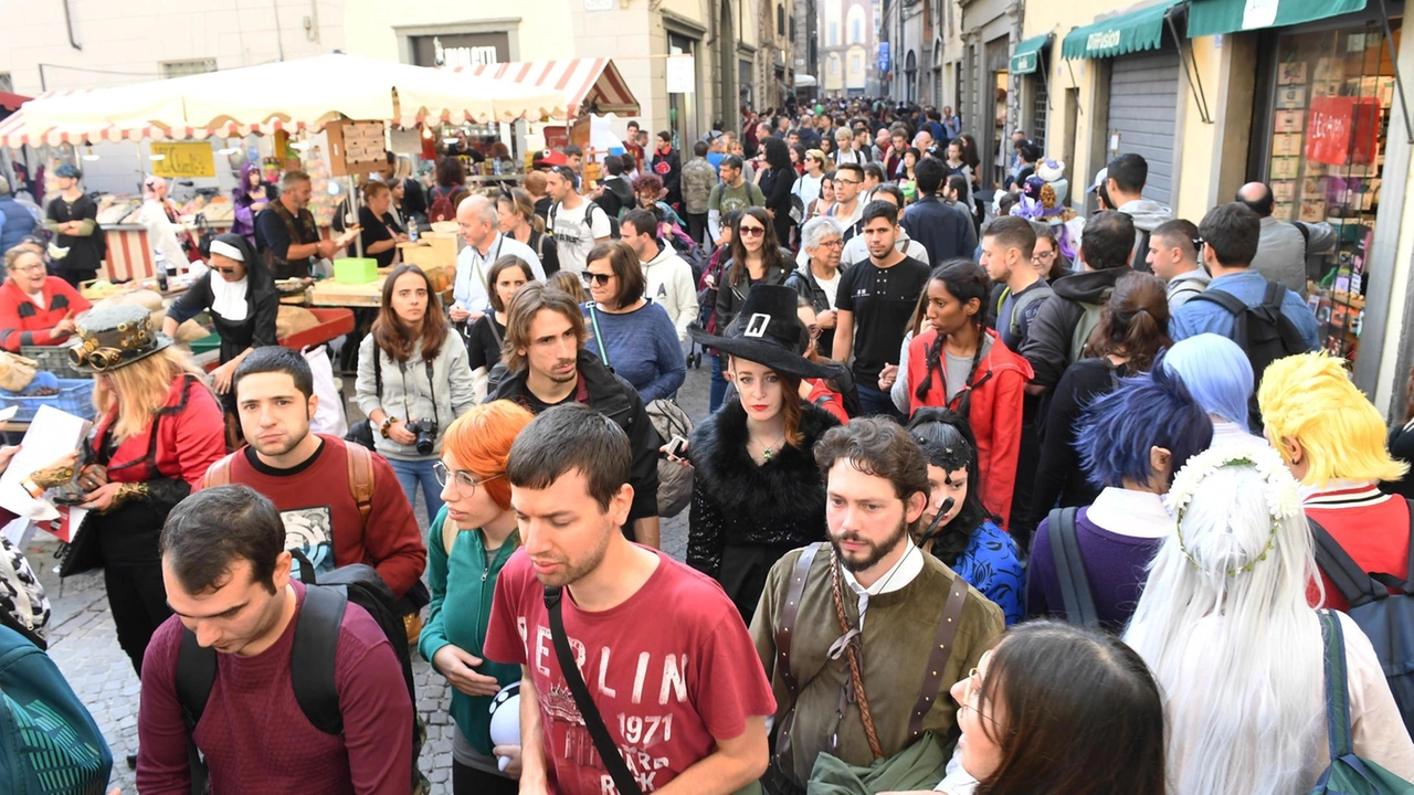 Sopra, il popolo del Comics; a fianco l’assessore al turismo Remo Santini (Alcide) Sopra, il popolo del Comics; a fianco l’assessore al turismo Remo Santini (Alcide)